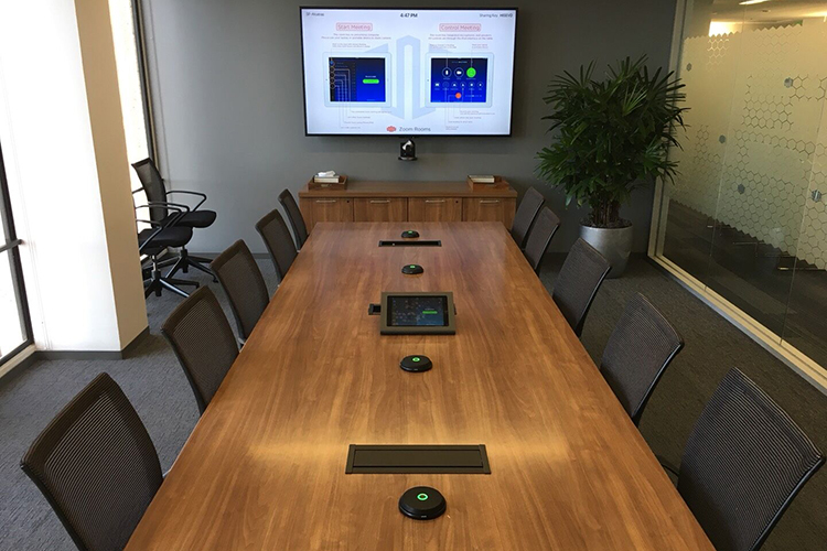画像：Zoom Roomsでの会議室構築例