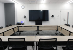 山﨑建設株式会社様　会議室全景